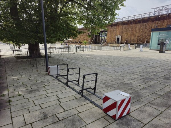 Die „Wanderbügel“ werden in der Innenstadt von Bad Salzuflen und in ausgewählten Ortsteilen in den kommenden Monaten getestet und sollen als Abstellmöglichkeit wesentlich zur Nutzung des Fahrrades als innerstädtisches Verkehrsmittel beitragen - wie hier am ersten Probestandort am Haupteingang des Kurparks in der Salzufler Innenstadt. - © Stadt Bad Salzuflen