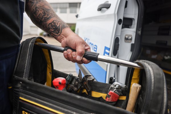 Teurer Schaden: Im Fall eines aufgebrochenen Dienstfahrzeuges fehlt nicht nur das teure Werkzeug, häufig sind die Bullis über Monate nicht einsetzbar, weil Türen oder Fenster repariert werden müssen und es Lieferengpässe für Ersatzteile gibt. - © Oliver Berg