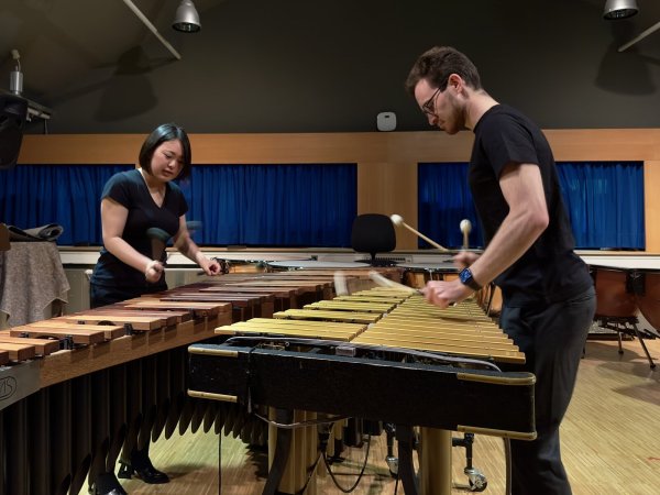 Miyaka Yotsumoto und Thomas Fritzler musizieren in Bergkirchen. - © Bildrechte: Kirchengemeinde Bergkirchen