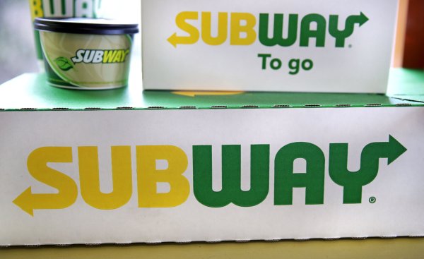 Die Sandwich-Kette Subway soll künftig einem Finanzinvestor gehören. Die Roark Capital Group bekam den Zuschlag. (Archivbild) - © Charles Krupa/dpa