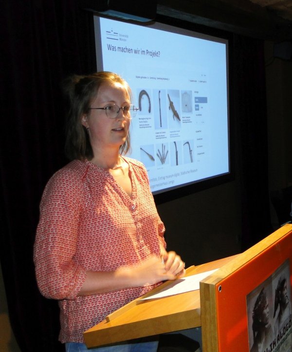 Kunsthistorikerin Isabelle Christiani stellt das Projekt "Mapping the objects" im Hexenbürgermeisterhaus vor. Dabei geht es um die Kartierung und Erläuterung von Kunstobjekten aus ehemaligen Kolonialgebieten, die in deutschen Museen zu finden sind. - © Hajo Gärtner