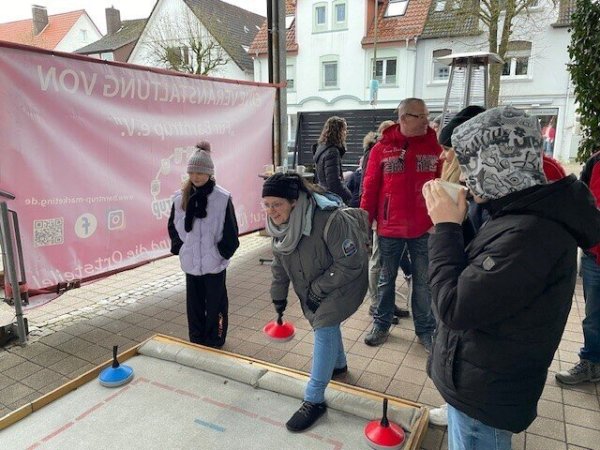 Barntruper beim Curling unter der Markthalle. - © Björn Strohmeier