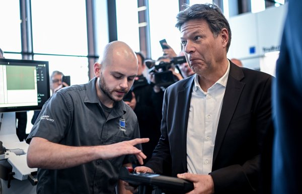 Robert Habeck (Bündnis 90/Die Grünen), Vizekanzler und Bundesminister für Wirtschaft und Klimaschutz, lässt sich bei einem Unternehmensbesuch bei der Firma TRUMPF die Steuerung eines Lasers mit einem Roboterarm zeigen. - © Britta Pedersen