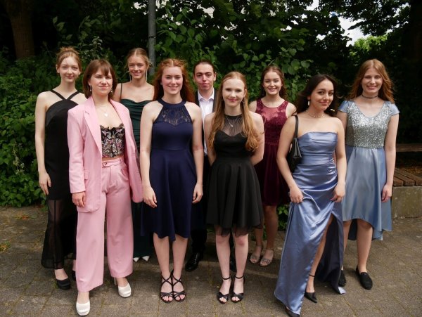 Bestnoten: Julia Bergheim (von links), Celine Reuter, Paula Sophie Wiens, Evi Lilie, Robin Osterhage, Leonie Lesner, Liane Haas, Ana Camila Jimenez Hernandez und Saskia-Aimee Ehmke mit der Traumnote 1,0 (von links). - © Thomas Krügler