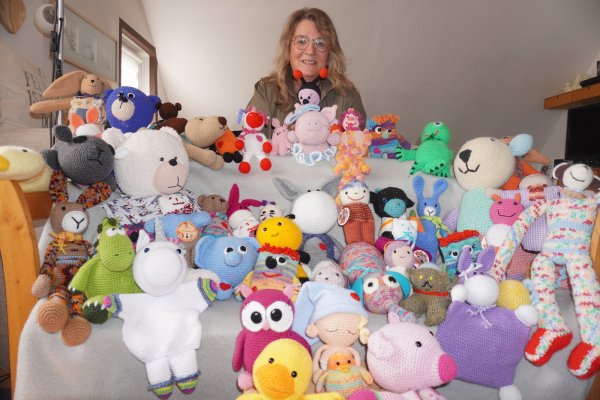 Christiane Möbus, Organisatorin des Stricktreffs Horn-Bad Meinberg, zeigt eine bunte Schar an Trostteddys, die ihre Gruppe hergestellt hat.  - © Michaela Weiße(LZ)
