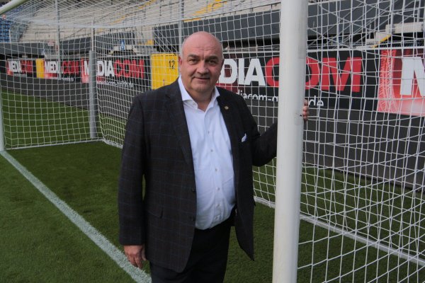 SCP-Vereinschef Thomas Sagel auf dem grünen Rasen der Paderborner Home-Deluxe-Arena, die derzeit umgebaut wird. - © Uwe Müller