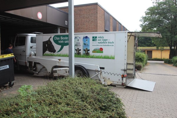 Ein Lastwagen mit Werbung für die Eben-Ezer-Milch steht auf dem Gelände der Stiftung in Lemgo. Die zur Eben-Ezer gehörende gemeinnützige GmbH "Lippe Regional" schließt zum Jahresende. Alle Hoffnungen haben sich zerschlagen, wenigstens die Vertriebssparte und die Kartoffelschälung zu erhalten. - © Jens Rademacher
