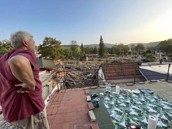 Vom Dach seines Hauses blickt Bernd Bleßmann auf das Bild der Zerstörung, das die Flut hinterlassen hat. - © Fotorechte: Peggy Onika