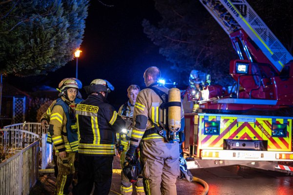 Rund 50 Einsatzkräfte waren in Waddenhausen im Einsatz. - © Freitag TV