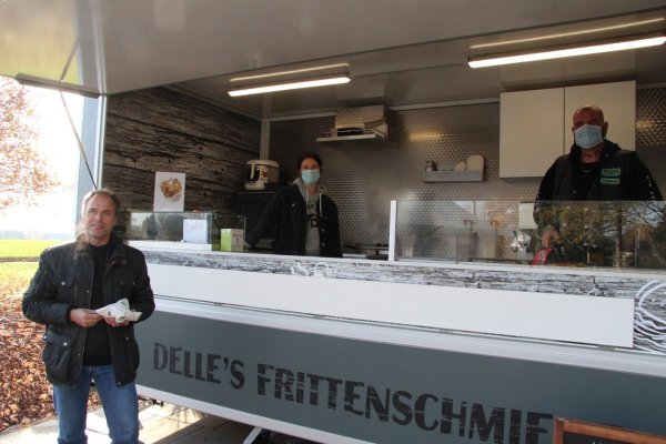 Jörn De Le Roi und seine Mitarbeiterin Aaliyah Kamm bei der Arbeit. - © Philipp Kersten