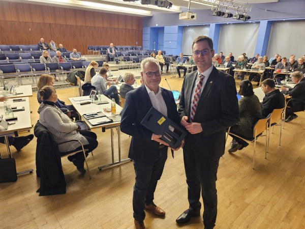 Andreas Fritz (SPD, links) übernimmt das Ratsmandat von Rüdiger Kolm und das Amt des zweiten stellvertretenden Bürgermeisters. Das Stadtoberhaupt Matthias Kalkreuter gratulierte ihm nach der geheimen Wahl. - © Astrid Sewing
