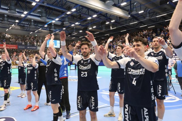 Kapitän Tim Suton (Nummer 23) und seine Mitspieler bedanken sich bei den Fans. - © Paul Cohen