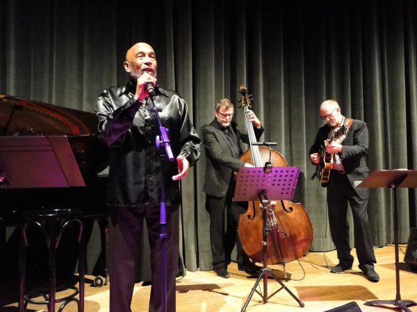Sänger und Entertainer Ron Williams präsentiert das musikalische Werk von Harry Belafonte so, als stünde der große Jazz-Meister des Calypso höchstselbst auf der Konzerthallen-Bühne. Begleitet wird er dabei vom Jörg Seidel-Trio mit Jörg Seidel an der Gitarre, Christoph Münch (Piano) und Gerold Donker (Kontrabass). (Foto: Hajo Gärtner) - © Hajo Gärtner