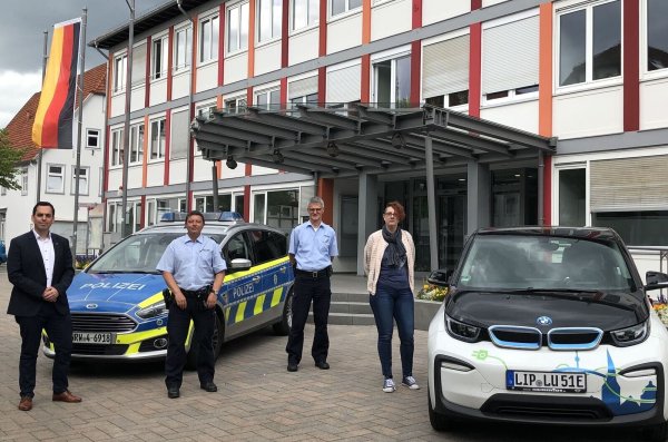 Torben Blome (von links), die Polizeihauptkommissare Axel Korf und Reinhold Hartmann sowie Daniela Wendt freuen sich auf die Zusammenarbeit.  - © Polizei Lippe