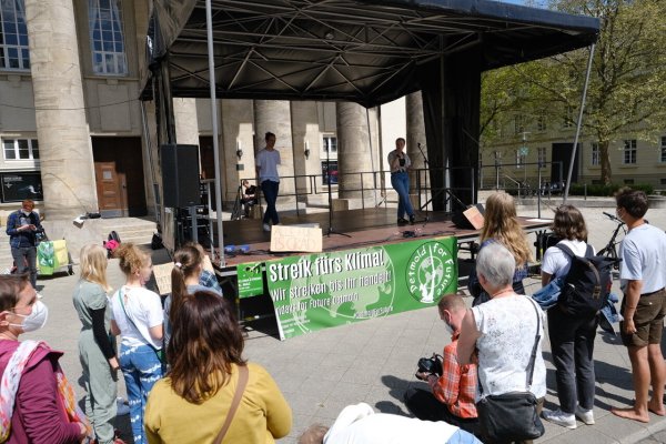 Klima-Kundgebung vor dem Landestheater. - © Sven Koch