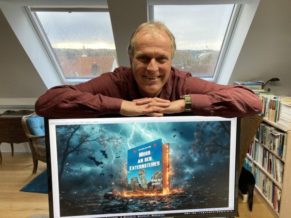 Dr. Hans Jacobs hat seinen zweiten Krimi geschrieben, der die Externsteine zum Schauplatz hat. - © Cordula Gröne