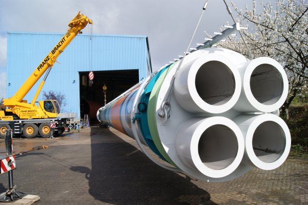 Von außen nur ein langes, bunt lackiertes Stück Stahlrohr. Von unten betrachtet zeigt sich die komplexe Bauweise der bei der Fette GmbH gebauten Schornsteine. - © Georg Kälble