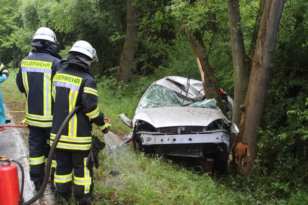 Der Fahrer wurde bei dem Unfall schwer verletzt. - © Feuerwehr Bad Salzuflen
