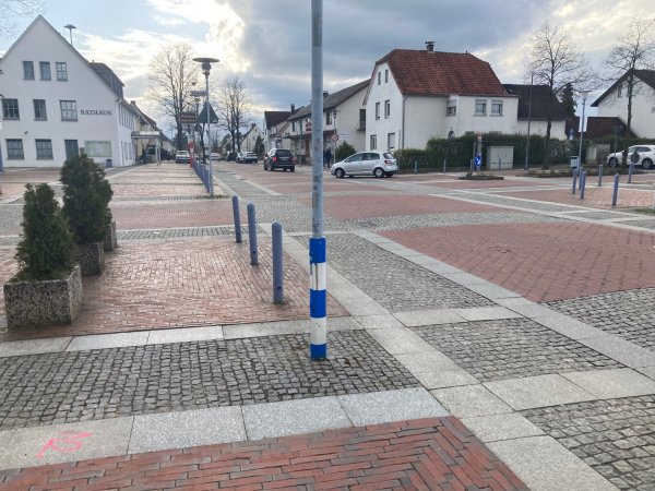 Für Fußgänger und Radfahrer soll der Straßenbereich vor dem Rathaus in Augustdorf sicherer werden. - © Cordula Gröne