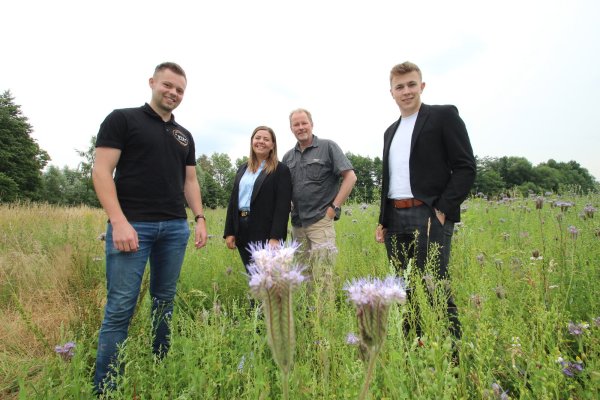 "Lippe blüht" geht unter der Federführung der Firma "Artenglück" weiter, berichten dessen Mitbegründer Felix Schulze-Varnholt (links) und Initiator Tillmann Vetter von der Domäne Breda (Zweiter von rechts). Finanzielle Unterstützung für die Blühwiese am Entruper Sportplatz kommt von Lena Oelmüller und Leo Vogt von der Vermögensberatung "Team Lemgo". - © Jens Rademacher