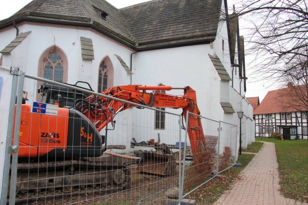 Die Dorfkirche in Heiden wird derzeit saniert und erhält im Bereich des Chorraums ein neues Fundament. - © Cordula Gröne
