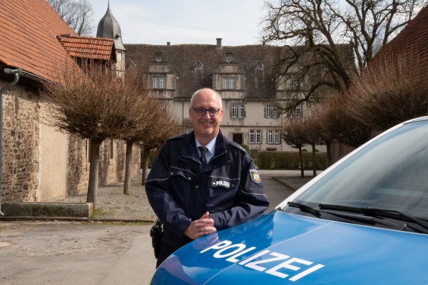 Frank Schmidt, neuer Bezirksdienstbeamter der Polizei in Dörentrup, plant, auch am Wochenende und an Feiertagen im Dienst zu sein. - © Sonja Thelaner/Polizei Lippe