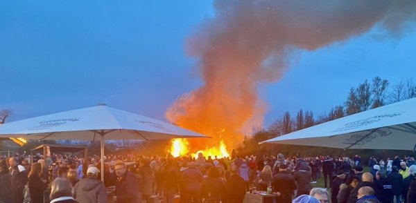 Am Sonntag, 20. April, ist es wieder soweit. Dann brennt das Osterfeuer am Schützenhaus Schötmar. Hier ein Schnappschuss aus dem vergangenen Jahr. - © Mark-Oliver Weiß