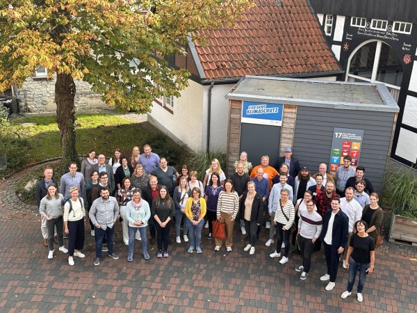 Klimaschutzexperten der Kommunen und Kreisverwaltungen in Ostwestfalen-Lippe haben sich in Schlangen zum Netzwerkaustausch getroffen. Bei dieser Gelegenheit besuchten sie auch den Klima-Cube. - © Gemeinde Schlangen