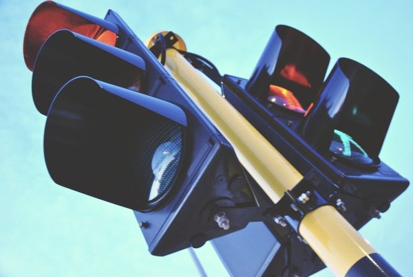 Nach einem Unfall muss die Ampel an der Kreuzung Am Zubringer (B239)/Biemser Straße (K30) repariert werden. (Symbolbild) - © Pixabay
