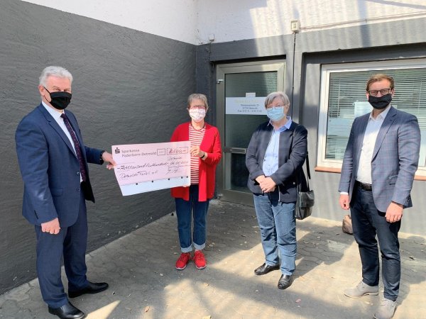 Foto (Sparkasse); v.l.n.r.: Michael Kungel (Regionalleiter der Sparkasse Paderborn-Detmold), Elisabeth Stückemann (Detmolder Tafel), Elfriede Paelke (Detmolder Tafel), Alexander Rohmann (Sparkasse Paderborn-Detmold). - © Sparkasse Paderborn-Detmold