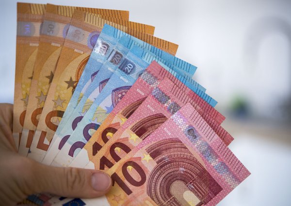 Wer sparen möchte, bekommt zukünftig bei der Verbundvolksbank OWL wieder Guthabenzinsen aufs Tagesgeld. Im Kampf gegen die Inflation hilft das nur bedingt. - © dpa/Monika Skolimowska