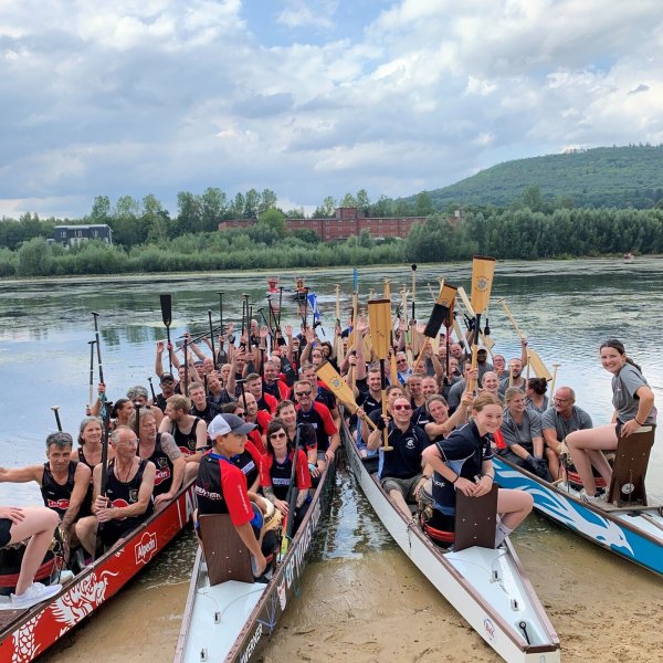 Erster in der Premiumklasse (Trostrunde) des Drachenbootrennens auf dem Schiedersee sind die "Taxdragons" (Finanzamt Detmold) geworden. Im Hauptrennen (Master-Klasse) hat "Drag Pack" aus Burgdorf das Finale gewonnen vor den "Alpecin Pirates" und "Optimus Time" (Meinberg Funkuhren aus Bad Pyrmont). - © Infinity Events & Catering