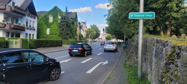 Und plötzlich ist er weg: Der Fahrradschutzstreifen endet an der Herforder Straße kurz vor der Abbiegespur zum Steinweg. Jetzt sollen die Radler Vorrang erhalten - zumindest auf Zeit. - © Katrin Kantelberg