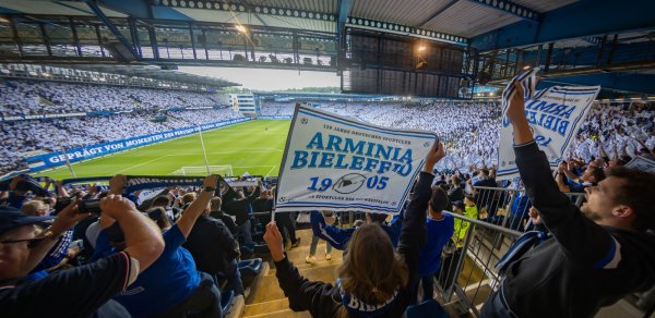 Auch auf der Nordtribüne der Schüco-Arena werden am Freitagabend fast nur Arminia-Fans ihre Fahnen schwenken. - © Sarah Jonek