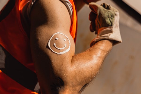 Gerade wer einen hellen Hauttyp hat, sollte zu einem Lichtschutzfaktor von mindestens 30, besser aber 50 greifen, rät die IG Bau. - © IG Bau