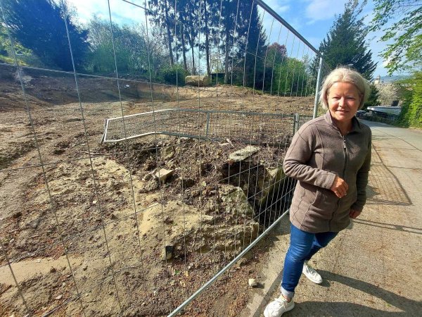 Architektin Catrin Will von der Unteren Denkmalbehörde steht an der Baustelle auf Höhe Brahmsstraße 13. Hier soll nach Planungen ein Mehrfamilienhaus entstehen - die Ästhetik im Viertel wird darunter leiden, da ist sich die Beraterin für Denkmalschutz sicher. - © Janet König