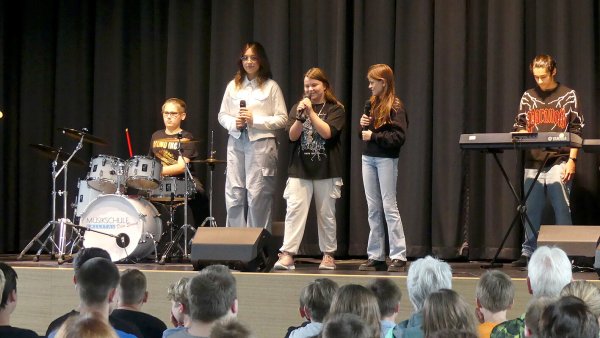 Die Schulband der Jacobischule hatte beim Schulfest einen starken Auftritt. - © Rudi Rudolph