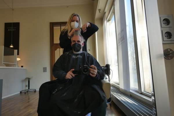 Da kann ordentlich was ab. Frisörin Natascha Schlottmann kümmert sich die Frisur von LZ-Redakteur Jost Wolf. - © Jost Wolf