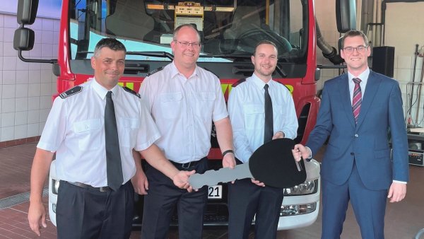 Fahrzeugübergabe an die Feuerwehreinheit Kachtenhausen: Martin Börchers (stellvertretender Leiter Einheit Kachtenhausen), Benjamin Brinkmeyer, (Wehrführer Freiwillige Feuerwehr Lage), Manuel Brüntrup (Fahrzeugführer) und Bürgermeister Matthias Kalkreuter (von links). - © Stadt Lage