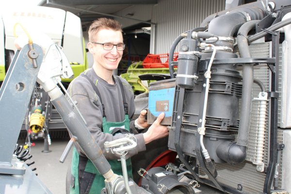 Lars Rügge hat bei der Firma Agravis in Lage seine Ausbildung zum Land- und Baumaschinenmechatroniker als Jahrgangsbester absolviert und nun einen Anstellungsvertrag in der Tasche. - © Sandra Castrup
