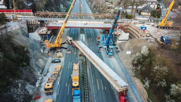 Brückenbauarbeiten bei Gevelsberg behindern Verkehr.  - © dpa
