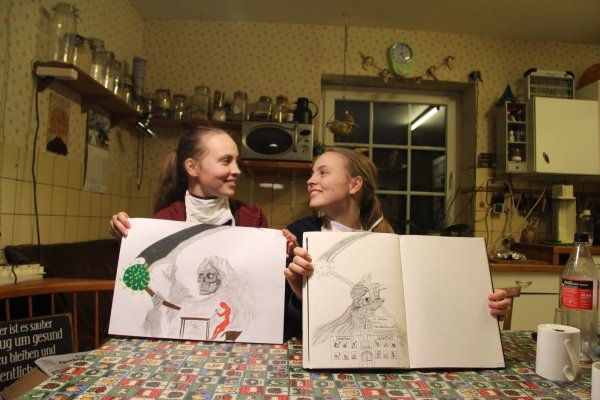 Johanna und Charlotte Thiel (18), Gesamtschülerinnen der Stufe 13 aus Oberschönhagen, mit ihren „Wutbildern". - © Silke Buhrmester