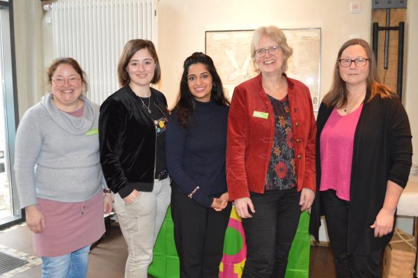 Gastgeberinnen und Gäste: Elizabeth Junghärtchen, Landtagsabgeordnete Julia Eisentraut, Bundestagsabgeordnete Schahina Gambir, Dr. Katharina Kleine Vennekate und Barbara Blomeier (von links). - © Bündnis 90/Die Grünen Lemgo