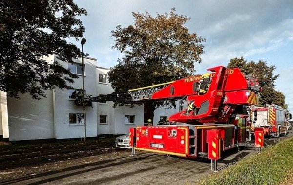 Die Feuerwehr gelangte über die Drehleiter in die Wohnung. - © Feuerwehr Detmold