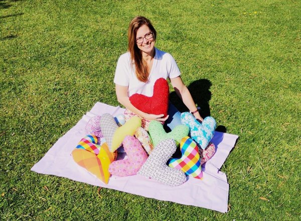 Vorsitzende Michaela Rathkolb mit selbstgenähten Herzkissen. - © Michaela Rathkolb