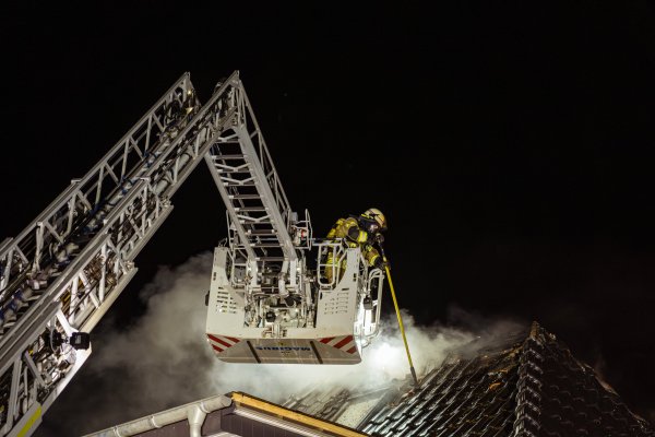 Die Flammen werden über Drehleiter bekämpft. - © FreitagTV