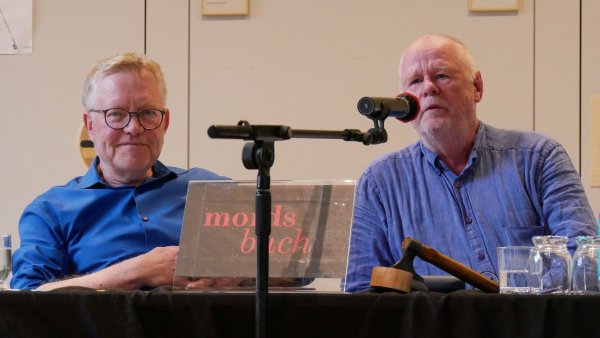 Beim Krimifestival OWL lesen Wolfram Tewes (links) und Jürgen Reitemeier aus ihrem Krimi "Bullenhitze". Nun legen sie ihren nächsten Band vor. - © Thomas Krügler