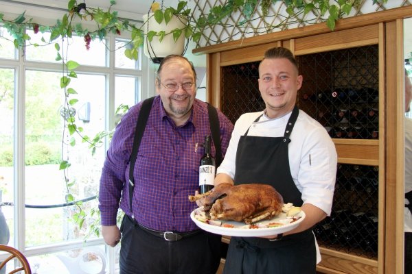 Guten Appetit: Norbert Lange (links) und Küchenchef Florian Grönnert vom Landhaus Schieder servieren ihren Gästen Gans. - © Christina Pfrommer