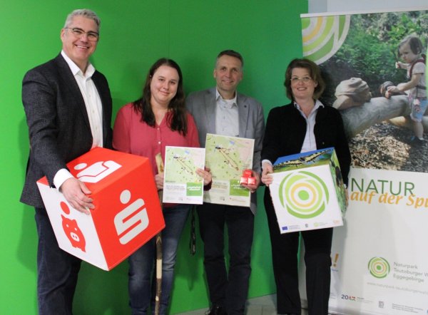 Präsentieren die neue Rallye: Franz-Gerd Brökel (Sparkasse), Stefanie Hütte (Landesverband), Oliver Bekiersch (Sparkasse) und Dörte Pieper (Naturpark Teutoburger Wald/Eggegebirge, von links). - © Naturpark Teutoburger Wald/Eggegebirge