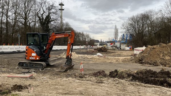Von der Einmündung zur Sprottauer Straße ist nicht mehr viel übrig. Bagger bearbeiten jetzt das Erdreich. - © Jana Beckmann